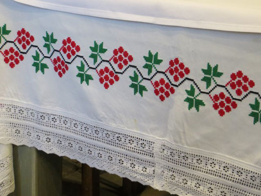 Mit Spitze und Stickereien verzierte Tischdecke