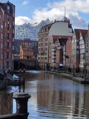 Fleet an der Deichstraße mit Elbphilharmonie im Hintergrund