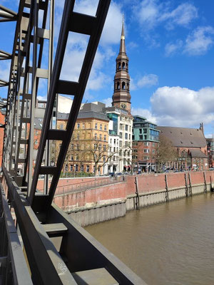 Blick auf St. Katharinen von der Brooksbrücke