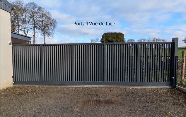 CMC Métallerie Avranches(50)-Portail acier à ventelles verticales