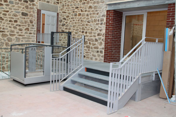 CMC Métallerie Avranches(50)-Escalier avec estrade pour accessibilité handicapés