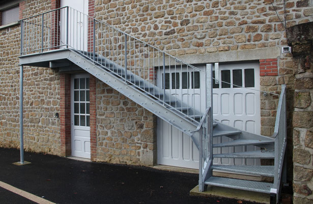 CMC Métallerie Avranches(50)-Escalier en acier galvanisé 