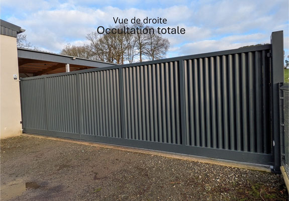 CMC Métallerie Avranches(50)-Portail acier à ventelles verticales-Occultation totale