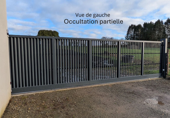 CMC Métallerie Avranches(50)-Portail acier à ventelles verticales-Occultation partielle