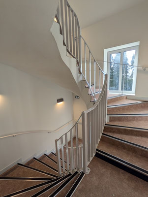 CMC Métallerie Avranches(50)- Garde corps sur escalier béton