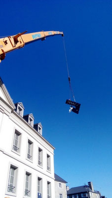 CMC Métallerie Avranches(50)-Manutention aérienne d'un escalier à Avranches(50)