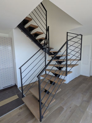 CMC Métallerie Avranches(50)-Escalier métallique avec marches en chêne