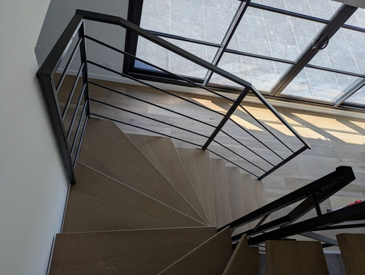 CMC Métallerie Avranches(50)-Escalier métallique avec marches en chêne