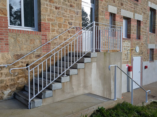 CMC Métallerie Avranches(50)- Garde corps sur escalier béton