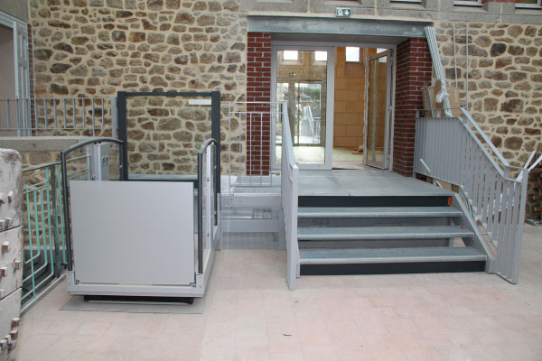CMC Métallerie Avranches(50)-Escalier avec estrade pour accessibilité handicapés