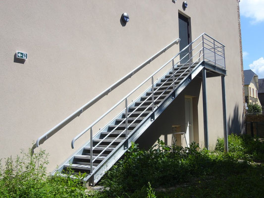 CMC Métallerie Avranches(50)-Escalier acier galvanisé. Issue de secours