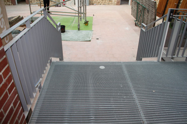 CMC Métallerie Avranches(50)-Escalier avec estrade pour accessibilité handicapés