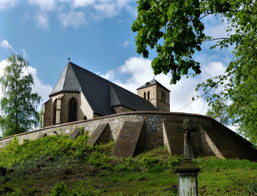 Alte Kirche im Sommer