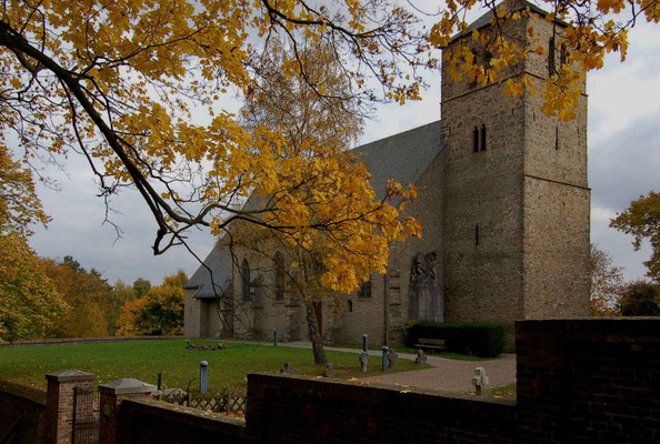 Herbst an der Alten Kirche