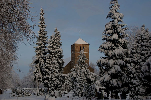 Alte Kirche im Schnee