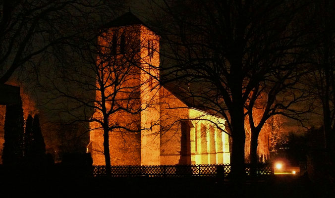 Stimmungsvolle Beleuchtung der Alten Kirche