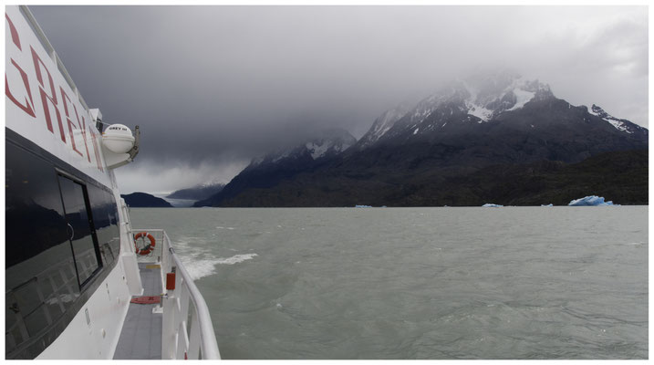 Lago Grey •  Parque Nacional Torres del Paine