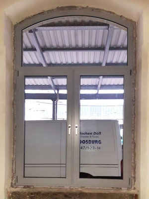 Schüco-Fenster mit Stichbogen-Oberlicht. Moosburg Jochen Döll Innovative Fenster-, Türen- und Oberflächentechnik aus Steinbach-Hallenberg OT Rotterode.