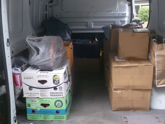 Unser Transporter wurde mit Futter, Leckerlis und Spielzeug bepackt