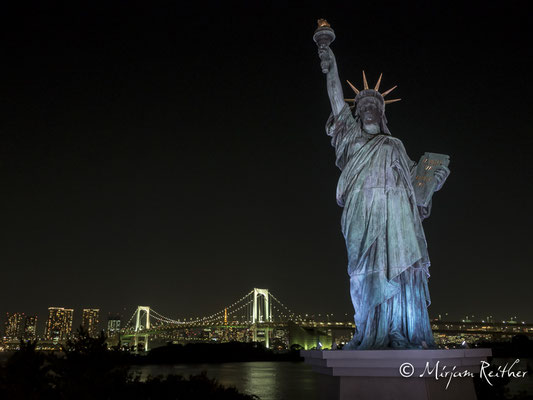 Rainbowbridge und Freiheitsstatue von Odaiba aus gesehen, Tokio, Japan