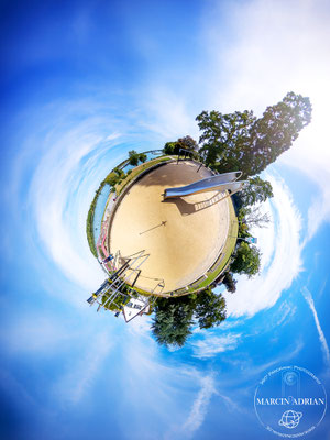 Spielplatz am Rhein, Rheinpark in Wesseling 360° Panorama Virtual Reality Touren und 360° Tiny Planet Content Creator, Marcin Adrian Fotograf aus Wesseling in NRW 360° Panorama ersteller in Deutschland, Wesseling, Köln, Bonn, Koblenz, Brühl