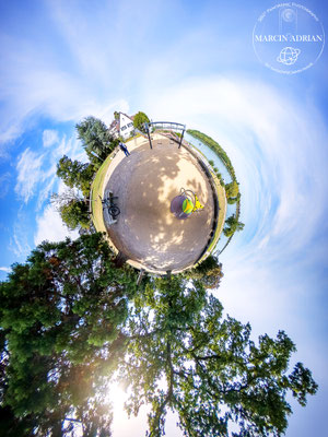 Spielplatz am Rhein, Rheinpark in Wesseling 360° Panorama Virtual Reality Touren und 360° Tiny Planet Content Creator, Marcin Adrian Fotograf aus Wesseling in NRW 360° Panorama ersteller in Deutschland, Wesseling, Köln, Bonn, Koblenz, Brühl