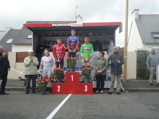 Le podium des cadets avec le maire M. Rioual Bernard et la conseillère départementale Mme Cann Florence.