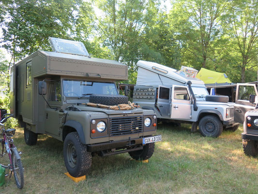 Unser Landy Camp vor Ort: Fritz in der Mitte und Bagheera hinten mit gelbem Dachzelt