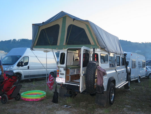 Camparea - Australische Family mit speziellem Landy Dach