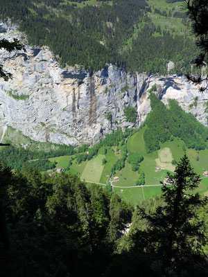 Sicht auf die Felsen oberhalb Lauterbrunnen