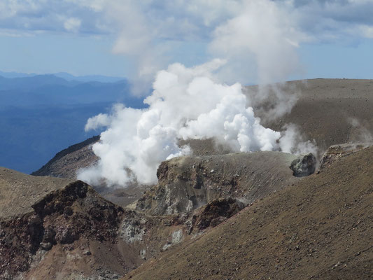 Tongariro Alpine Crossing Wanderung. Im Hintergrund Vulkan Temaari, welcher im 2012 das letzte Mal ausgebrochen ist. 