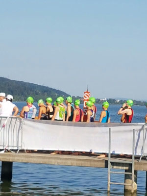 Gestaffelter Start für die Schwimmstrecke