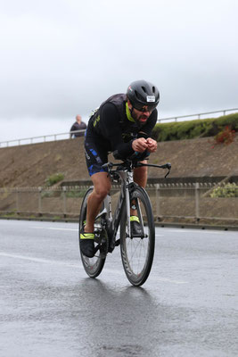 Los gehts auf dem Rad im Regen und Wind