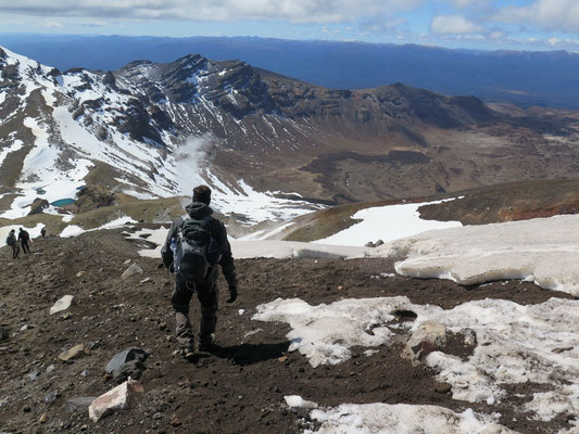 Tongariro Alpine Crossing Wanderung. Abstieg zu den Emerald Lakes, die sich leider unter dem Schnee verstecken.