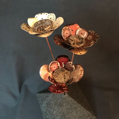 Vase fleur montres mécanisme fond création art artiste vintage métal steampunk récupération recyclage horloge horlogerie 