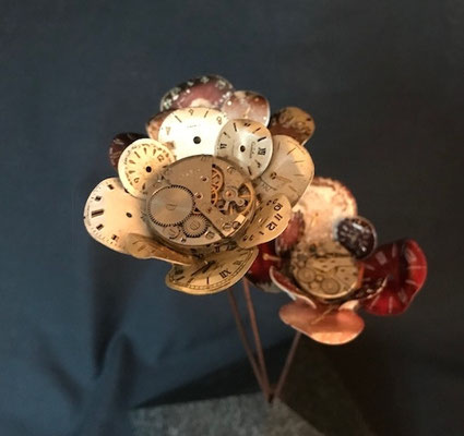 Vase fleur montres mécanisme fond création art artiste vintage métal steampunk récupération recyclage horloge horlogerie 