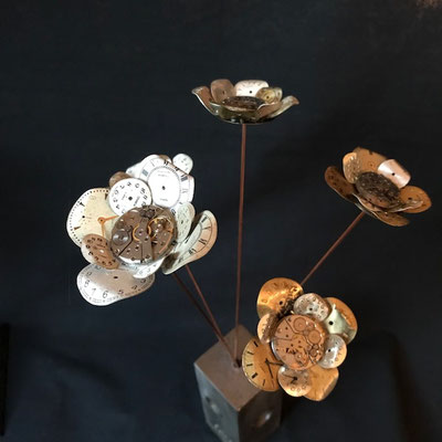 Vase fleur montres mécanisme fond création art artiste vintage métal steampunk récupération recyclage