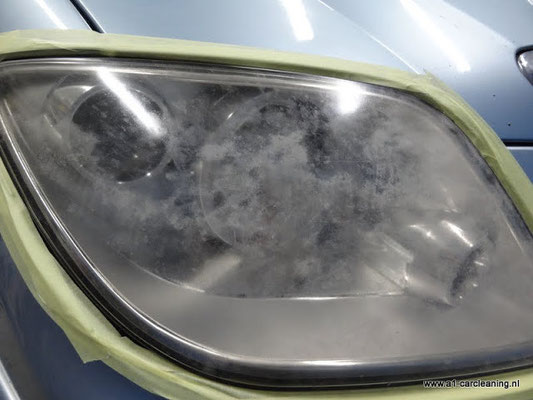 Erg verweerde doffe koplamp | A1 Car Cleaning