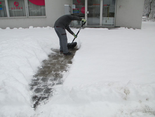 Winterdienst: Gewerbehaus in Hausen 