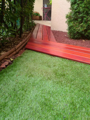 Cheminement en bois exotique