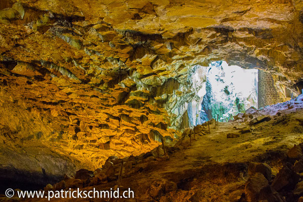 Und 75 Meter runter in die Höhle.