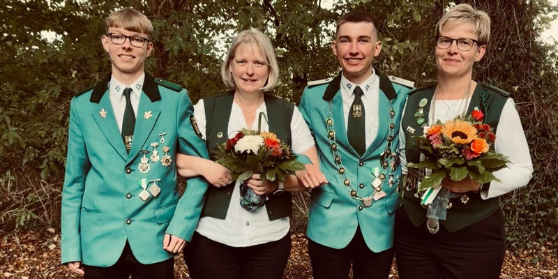 1. JgAdjutant Sören Hinsch; Seniorenkönigin Angelika Hottenbacher; 2. Adjutant Steffen Hinsch und Kreiskönigin Katrin Katt.