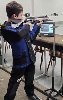 Noah Siegel mit dem Lichtgewehr freihand