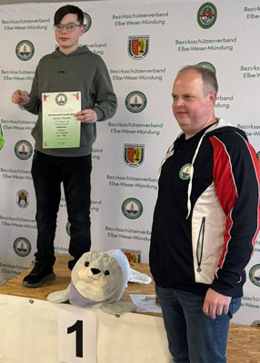 Julian Wiencke mit Bezirksjugendleiter Lars Busch
