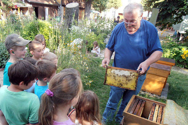 Kinder der NAJU Weimar zu Besuch beim Imker. © Peter Schlesier