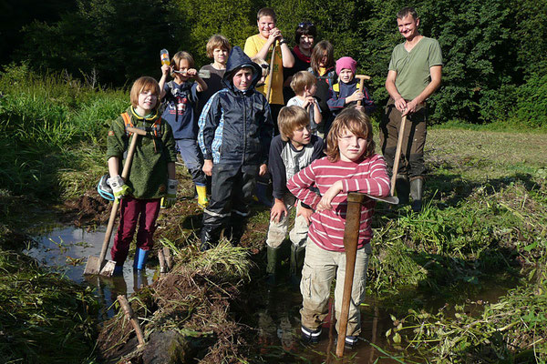 Kinder der NAJU Ilmenau beim Dammbau. © Gesine Hoffmann