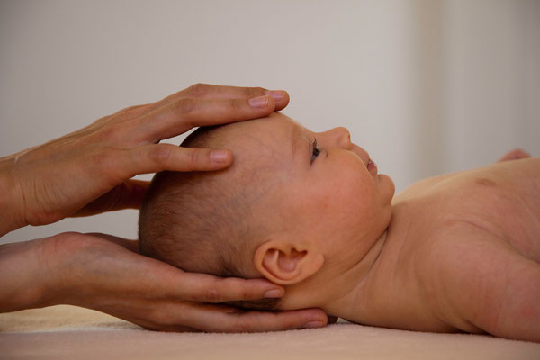 kranial-osteopathische Behandlung eines Säuglings