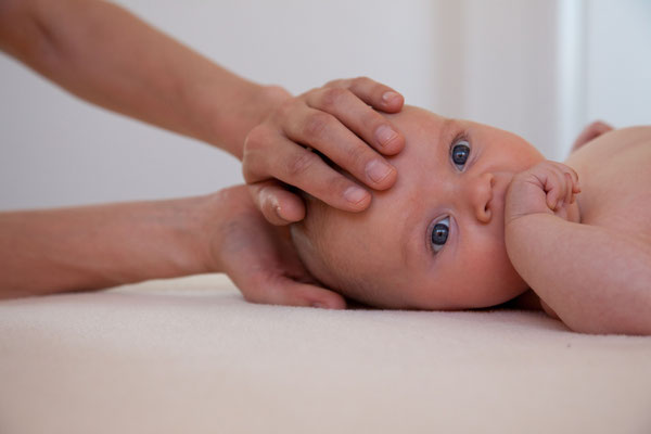 craniosacral-osteopathische Untersuchung eines Babys