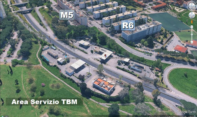 Vista prospettica dell'impianto ENI Station di Via Tor Bella Monaca che evidenzia la pericolosa vicinanza ai balconi dei comparti residenziali M5 e R6