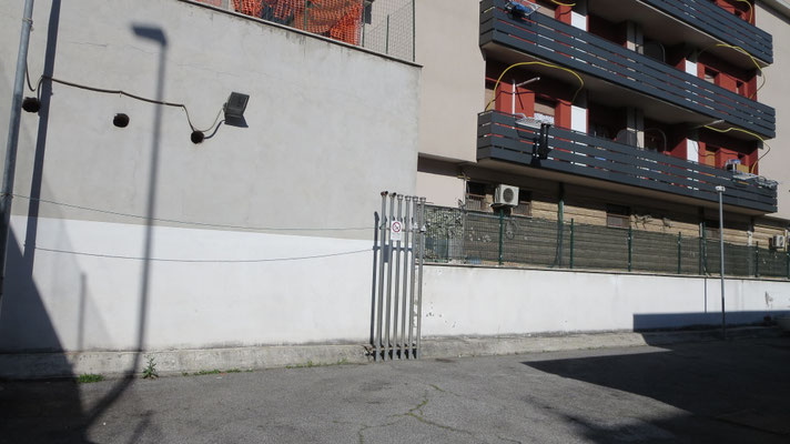 Tubi di sfiato nel contesto residenziale in via del Fuoco Sacro